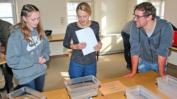 1250 Gramm Sand und 1300 Gramm Wasser sollten hier Felix Neunhoeffer (rechts) und die junge Dame (links) möglichst genau abwiegen. Foto: Dieter Britz
