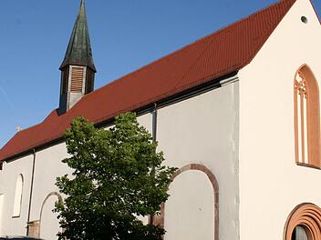 Die Kirche in Frauenroth. In dem Ort wohnten mit Stichtag 1. Januar 161 Personen. In der Gemeinde Burkardroth sind die Einwohnerzahlen rückläufig, die Geburtenrate dagegen stabil.Werner Vogel/Archiv