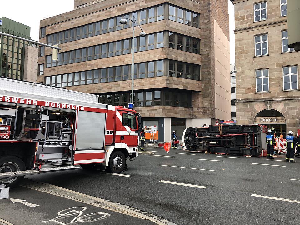 Feuerwehrwagen auf Einsatzfahrt verunglückt