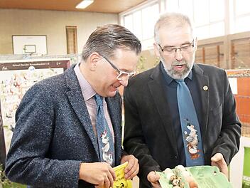 Karsten Fischkal bekam frische Eier und eine besondere Krawatte von Johannes Weiß (r.). Foto: Johanna Blum