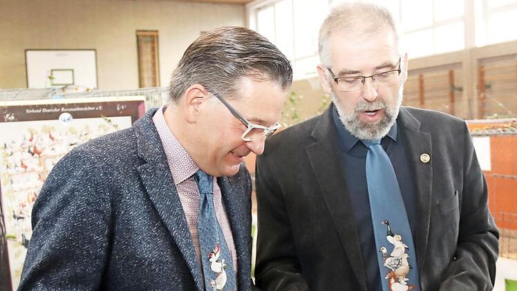 Karsten Fischkal bekam frische Eier und eine besondere Krawatte von Johannes Weiß (r.). Foto: Johanna Blum