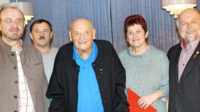 Hohe Ehrungen gab es bei der SPD Oberlangenstadt. Im Bild (von links): Kreisvorsitzender Ralf Pohl, stellvertretender Vorsitzender Reinhard Herzog, Ehrenvorsitzender Willy Steinberg, Angelika Hoffmann und Vorsitzender Wolfgang Neumann.  Foto: Dieter Wolf