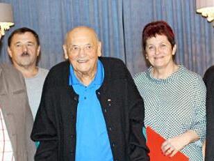 Hohe Ehrungen gab es bei der SPD Oberlangenstadt. Im Bild (von links): Kreisvorsitzender Ralf Pohl, stellvertretender Vorsitzender Reinhard Herzog, Ehrenvorsitzender Willy Steinberg, Angelika Hoffmann und Vorsitzender Wolfgang Neumann.  Foto: Dieter Wolf