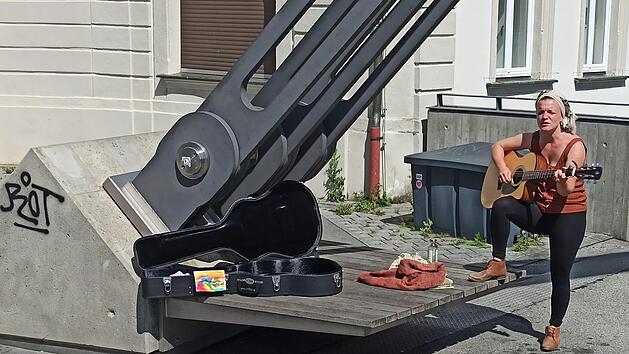 Christina spielt thail&auml;ndische, t&uuml;rkische und persische Lieder auf der Kettenbr&uuml;cke. Gr&uuml;ne, SPD, &Ouml;DP und Volt fordern f&uuml;r diesen Sommer mehr Auftrittsm&ouml;glichkeiten in der &Ouml;ffentlichkeit. Fodola: Andreas Roensch