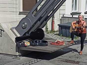 Christina spielt thailändische, türkische und persische Lieder auf der Kettenbrücke. Grüne, SPD, ÖDP und Volt fordern für diesen Sommer mehr Auftrittsmöglichkeiten in der Öffentlichkeit. Fodola: Andreas Roensch