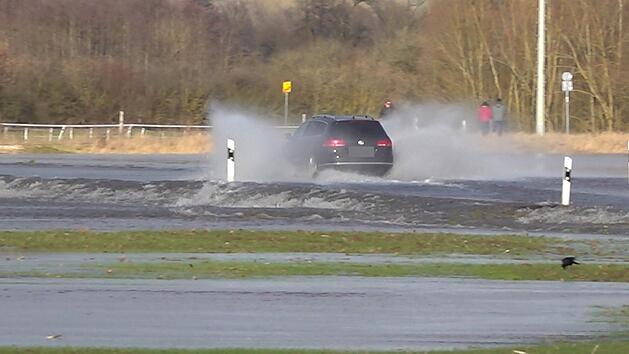 Im Kreis Lichtenfels sind einige Straßen überschwemmt und werden daher gesperrt.