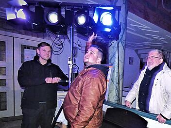 Freuen sich über die neue digitale Lichtanlage, von links: der neue technische Leiter Tobias Seuß, Vorsitzender Nicolas Peter und der künstlerische Leiter des TIK, Jürgen Peter.