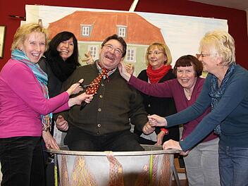 Die Mainstockheimer Frauen haben ihren Bürgermeister bereits in der Mangel: (von links) Karin Kümmelschuh, Tina Hempfling, Ulrike Lipinski, Helga Koerteneck und Christa Seystahl. Foto: Sabine Herteux