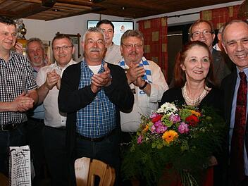 Jubel im Marktleugaster FC-Sportheim (vorne, von links): Daniel Schramm, Markus Suttner, Klaus Witzgall, Martin Döring, Friedbert Suttner, Rita Uome, Oswald Purucker und der neue Marktleugaster Bürgermeister Franz Uome. Fotos: Matthias Beetz