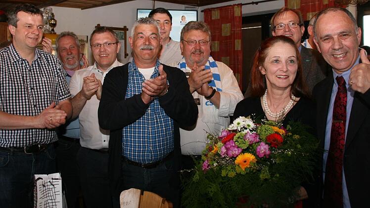 Jubel im Marktleugaster FC-Sportheim (vorne, von links): Daniel Schramm, Markus Suttner, Klaus Witzgall, Martin Döring, Friedbert Suttner, Rita Uome, Oswald Purucker und der neue Marktleugaster Bürgermeister Franz Uome. Fotos: Matthias Beetz