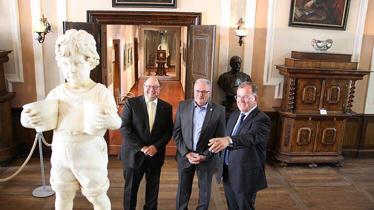 Lachen mussten (von links) Peter Weidisch, Bürgermeister Thomas Leiner und Erwin Dotzel über einen Flicken am Hosenboden einer Statue.