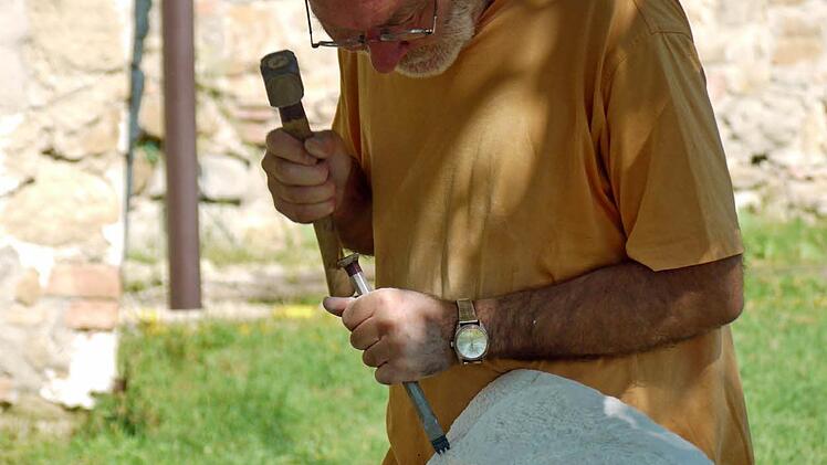 Der Bildhauerei in Stein hat sich Rudolf Schneidmadel verschrieben.