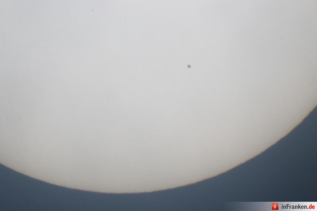 Merkur schiebt sich vor die Sonne