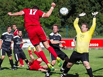 Unbedrängt kommt der Weißenbrunner Philip Spindler (rotes Trikot) zum Kopfball und lässt dem Steinberger Torwart Christian Engelhardt in der Nachspielzeit keine Abwehrchance. Der 3:2-Siegtreffer war bereits das fünfte Saisontor des "Heimkehrers". Foto: Heinrich Weiß