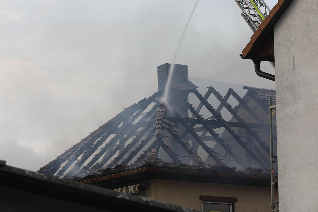 Hocher Schaden bei Brand in zwei Doppelhaushälften in Roth