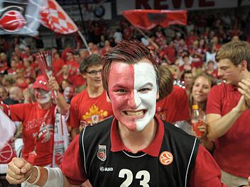 Brose Bamberg? Das war ein mal. Die Fand m&uuml;ssen sich an einen neuen Namen gew&ouml;hnen. Und daran, dass Bamberg in den Hintergrund r&uuml;ckt.  Foto: David Ebener dpa