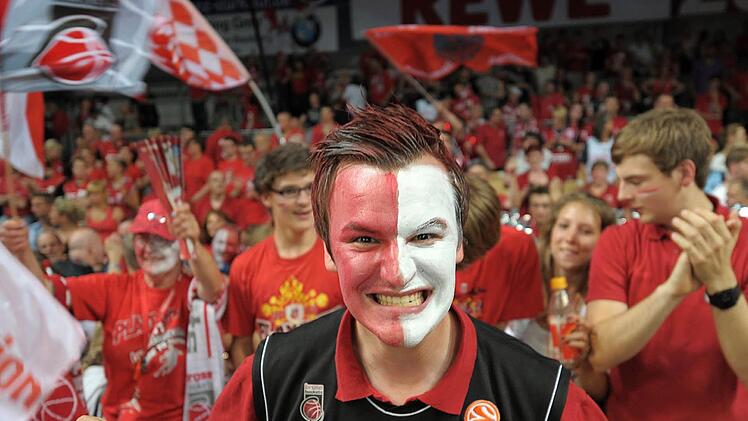Brose Bamberg? Das war ein mal. Die Fand müssen sich an einen neuen Namen gewöhnen. Und daran, dass Bamberg in den Hintergrund rückt.  Foto: David Ebener dpa