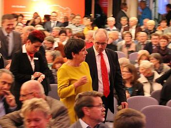 Volles Kongresshaus: Margot Käßmann (im gelben Kleid) und Sparkassen-Vorstand Roland Vogel auf dem Weg zur Bühne.Ulrike Nauer