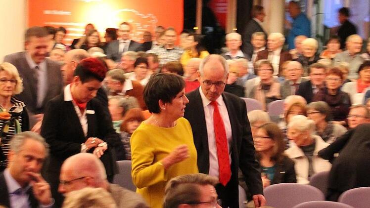 Volles Kongresshaus: Margot Käßmann (im gelben Kleid) und Sparkassen-Vorstand Roland Vogel auf dem Weg zur Bühne.Ulrike Nauer
