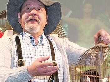 Legendär: die Auftritte des Gesangvereins Schlüsselfeld bei den GTF-Prunksitzungen. Im Bild Werner Zink als Vogelhändler Foto: Evi Seeger/Archiv