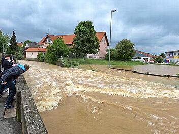 Nicht nur der Main, sondern auch der Gründleinsbach kann den Hallstadtern bei Hochwasser große Sorgen bereiten. So wie hier am 31. Mai 2013, als unter anderem der ganze Sportplatz überflutet war. Foto: Ronald Rinklef