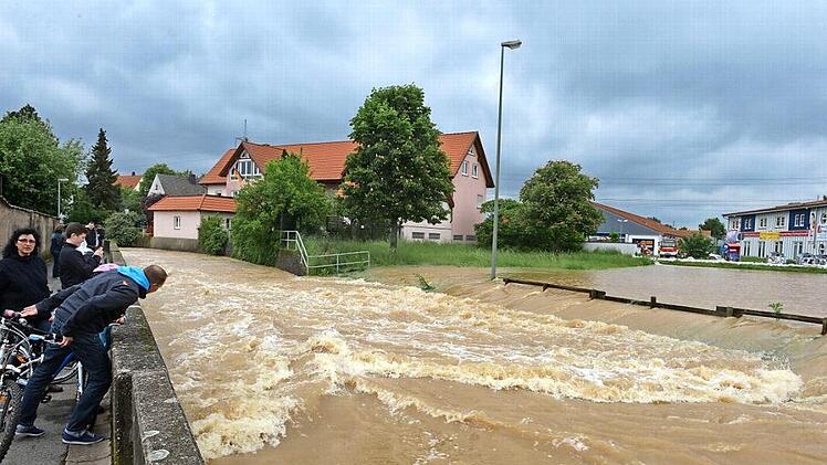 Nicht nur der Main, sondern auch der Gründleinsbach kann den Hallstadtern bei Hochwasser große Sorgen bereiten. So wie hier am 31. Mai 2013, als unter anderem der ganze Sportplatz überflutet war. Foto: Ronald Rinklef