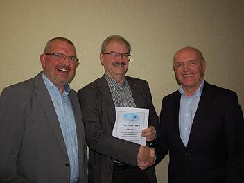 Landrat Thomas Habermann (rechts) und CSU-Ortsvorsitzender Gustav Fuß (links) zeichneten Edwin Then aus, der 13 Jahre den CSU-Ortsverband Burglauer geführt hatte. Foto: Manfred Mellenthin