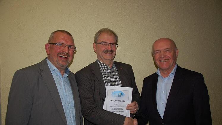 Landrat Thomas Habermann (rechts) und CSU-Ortsvorsitzender Gustav Fuß (links) zeichneten Edwin Then aus, der 13 Jahre den CSU-Ortsverband Burglauer geführt hatte. Foto: Manfred Mellenthin