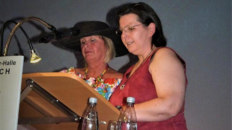 Mit einem lustigen Dialog nahmen Vorsitzende Uschi Prawitz (rechts) und Dagmar Keis-Leichner (links) vom Elternbeirat zum Abi-Motto "Abikini - knapp aber passt schon" Stellung. Foto: Werner Reißaus