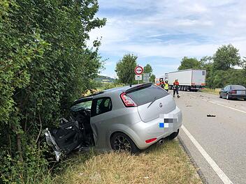 Bei dem Frontalzusammensto&szlig; krachten ein Lkw und ein kleines Auto zusammen. Die Fahrerin des Autos wurde dabei lebensgef&auml;hrlich verletzt.Foto: NEWS5/Goppert