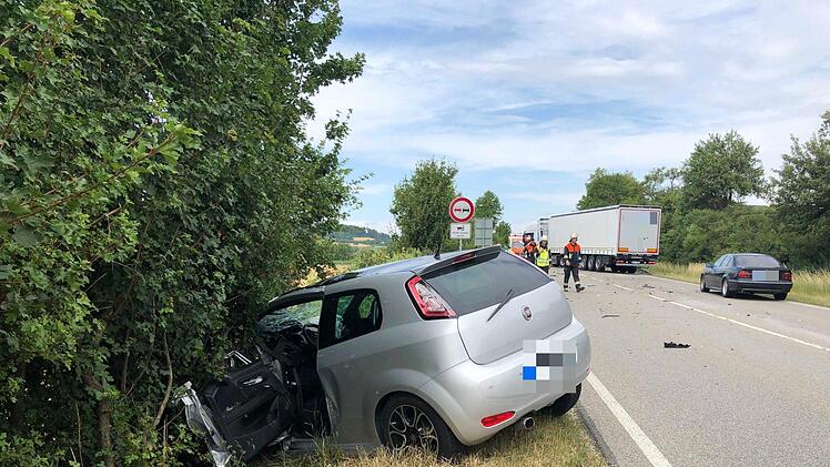 Bei dem Frontalzusammensto&szlig; krachten ein Lkw und ein kleines Auto zusammen. Die Fahrerin des Autos wurde dabei lebensgef&auml;hrlich verletzt.Foto: NEWS5/Goppert