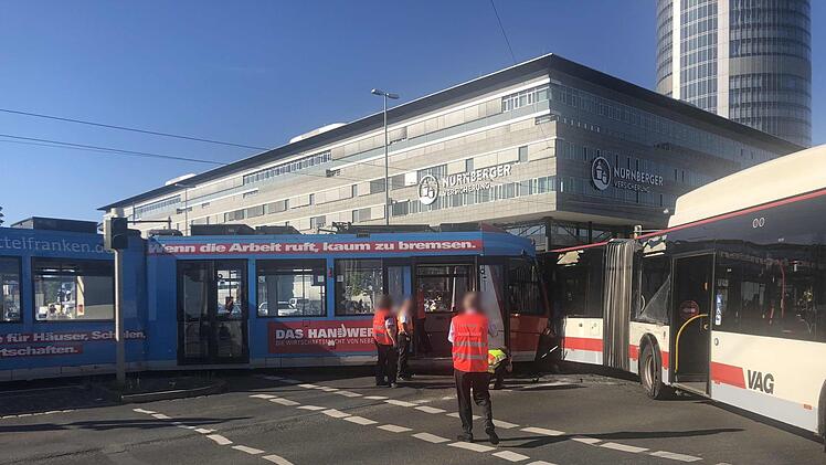 Eine Tram ist am Mittwoch in N&uuml;rnberg verungl&uuml;ckt. Foto: NEWS5 / Friedrich