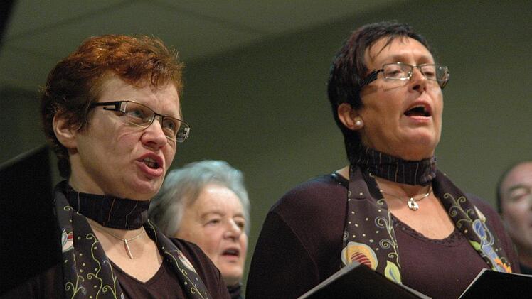 Die Sängervereinigung Burkardroth ist ein aktiver Verein, nicht nur beim Singen, sondern auch bei Vereinsfeiern. So war der Pfarrsaal bei der Adventsfeier bis auf den letzten Platz besetzt. Foto: Peter Klopf