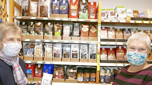 Angelika Muthmann (r) und Renate Hoffmann stehen vor dem Regal mit dem reichhaltigen Kaffeeangebot im Weltladen.  Foto: Marion Krüger-Hundrup