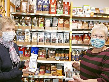 Angelika Muthmann (r) und Renate Hoffmann stehen vor dem Regal mit dem reichhaltigen Kaffeeangebot im Weltladen.  Foto: Marion Krüger-Hundrup
