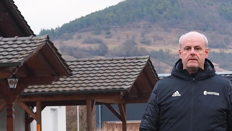 Unser Bild zeigt Bezirksschiedsrichter-Obmann Michael Walter vor dem Sportheim des SC Diebach und der Kulisse des Sturmiusbergs. Foto: Jürgen Schmitt
