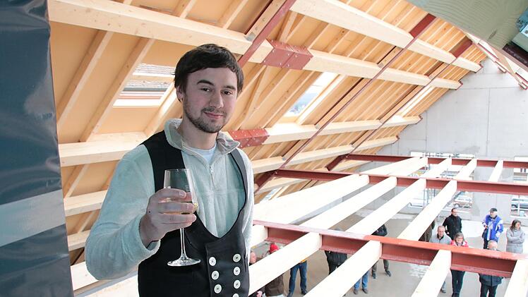 Den traditionellen Richtspruch trug Zimmerermeister Axel Rehwald im Dachstuhl des Bürgerhauses vor.