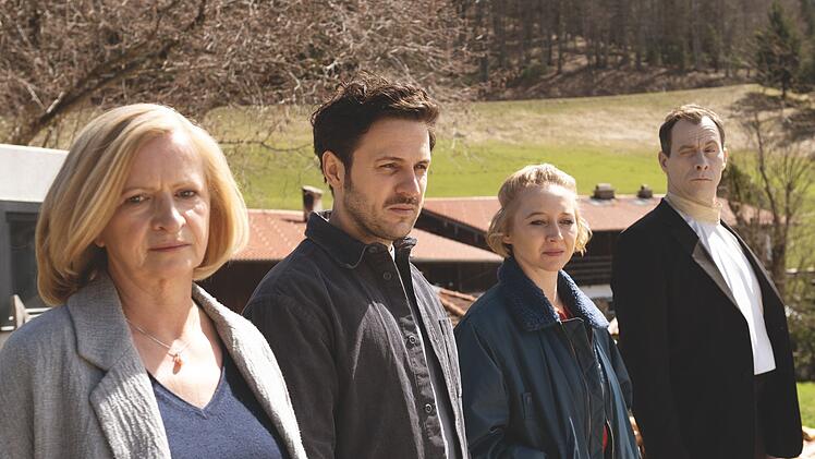 Drei Reisende und der Tod in Charly H&uuml;bners Bestseller-Verfilmung "Sophia, der Tod und ich": Mutter Lore (Johanna Gastdorf, links), ihr todgeweihter Sohn Reiner (Dimitrij Schaad, zweiter von links), dessen Ex Sophia (Anna Maria M&uuml;he) und Morten de Sarg (Marc Hosemann) befinden sich auf einem Roadtrip durch Deutschland.