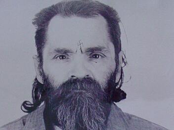 In Telefongespr&auml;chen aus dem Gef&auml;ngnis erz&auml;hlt Charles Manson von seiner Kindheit - und von einer Zeit in Mexiko, w&auml;hrend der er "ein paar Leute" am Strand erschossen habe.