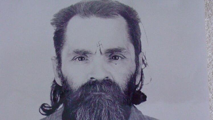 In Telefongespr&auml;chen aus dem Gef&auml;ngnis erz&auml;hlt Charles Manson von seiner Kindheit - und von einer Zeit in Mexiko, w&auml;hrend der er "ein paar Leute" am Strand erschossen habe.