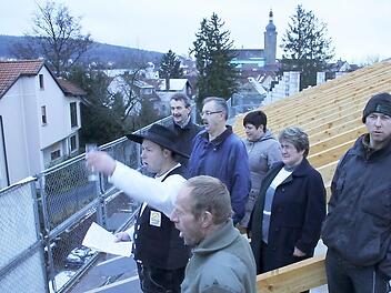 Zimmermeister Fritz Übel (links mit  seinen Mitarbeitern) beim  Richtspruch mit Dr. Norbert Kern, dem Vorstandsvorsitzenden des Diakonischen Werkes Bamberg-Forchheim, der Leiterin des Sozialpsychiatrischen Zentrums, Karolin Spörl, und Zweiter Bürgermeisterin Gabriele Rögner (hintere Reihe von links). Foto: Ralf Kestel