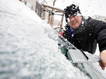 Schnee und Eis sorgen am Morgen für Behinderungen. Foto: Frank Rumpenhorst/dpa
