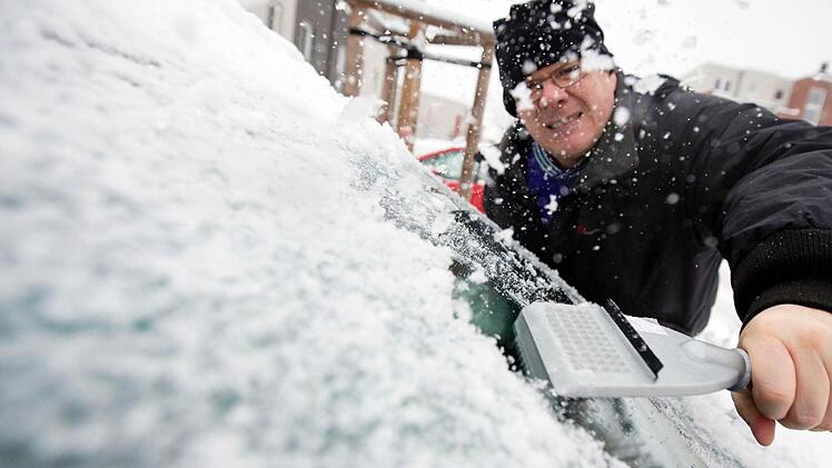 Schnee und Eis sorgen am Morgen für Behinderungen. Foto: Frank Rumpenhorst/dpa