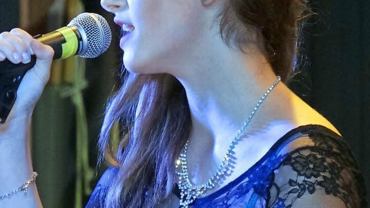 Erst spät hat Philipp Arnold ihr Gesangstalent entdeckt: so stand Ariane Berisha an ihrem letzten offiziellen Schultag zum ersten Mal in der Mittelschule Ebern auf der Bühne