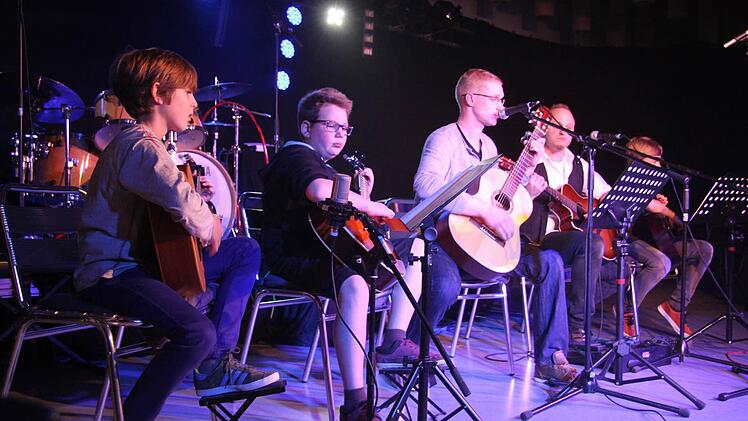 Die Akustik-Band spielte unter anderem "Folow Rivers".