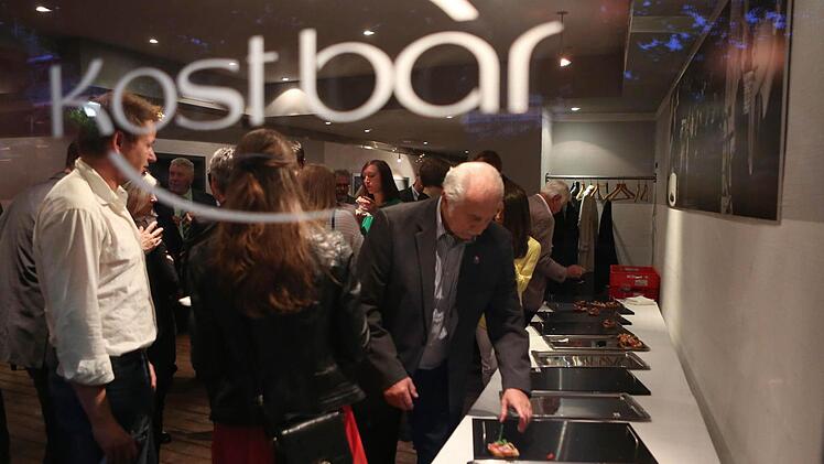 Zur After-Show-Party gings nach nebenan in die Kostbar.