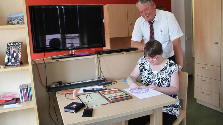 Bewohnerin Lena Feik ist sichtlich zufrieden in ihrem kleinen Reich. Bürgermeister Christian Mrosek freut es, das wieder Leben in die alte Schule eingezogen ist.