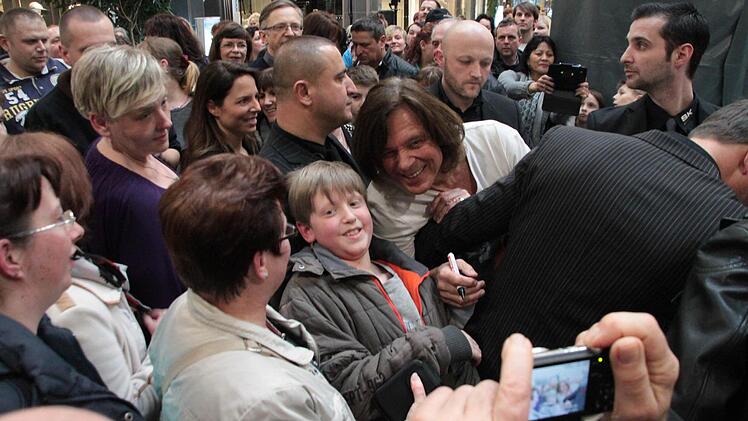 Noch schnell ein Bild mit einem Nachwuchs-Fan. Foto: Jürgen Gärtner