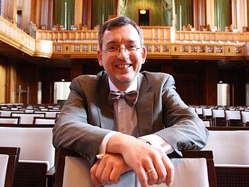 An seiner künftigen Wirkungsstätte: Dr. Tilman Schlömp ist ab 2017 für die künstlerische Leitung des Kissinger Sommers verantwortlich. Foto: Saale-Zeitung