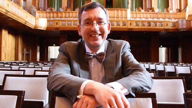 An seiner künftigen Wirkungsstätte: Dr. Tilman Schlömp ist ab 2017 für die künstlerische Leitung des Kissinger Sommers verantwortlich. Foto: Saale-Zeitung